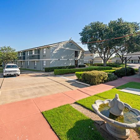 Americas Best Value Inn & Suites Brenham Extérieur photo