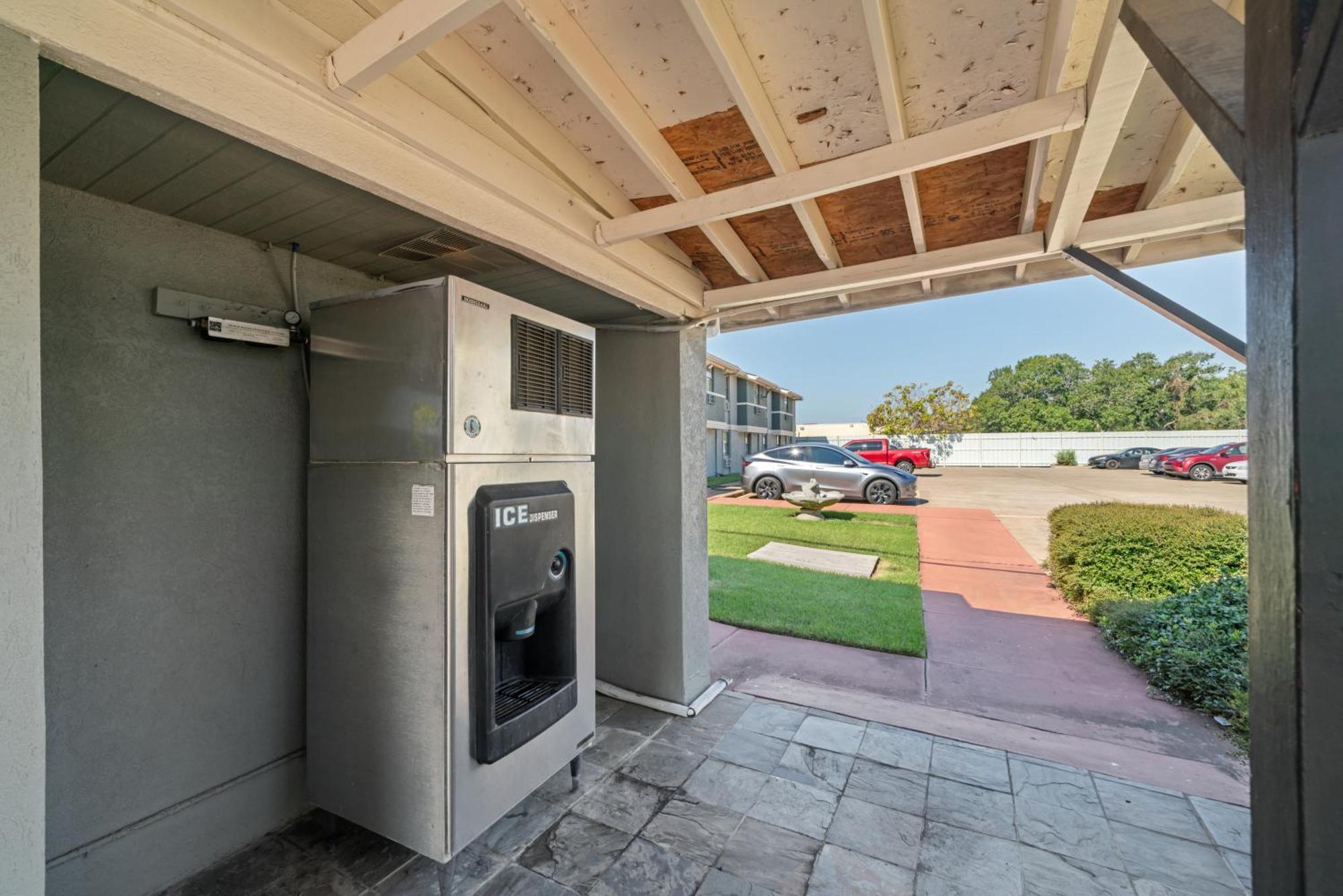 Americas Best Value Inn & Suites Brenham Extérieur photo