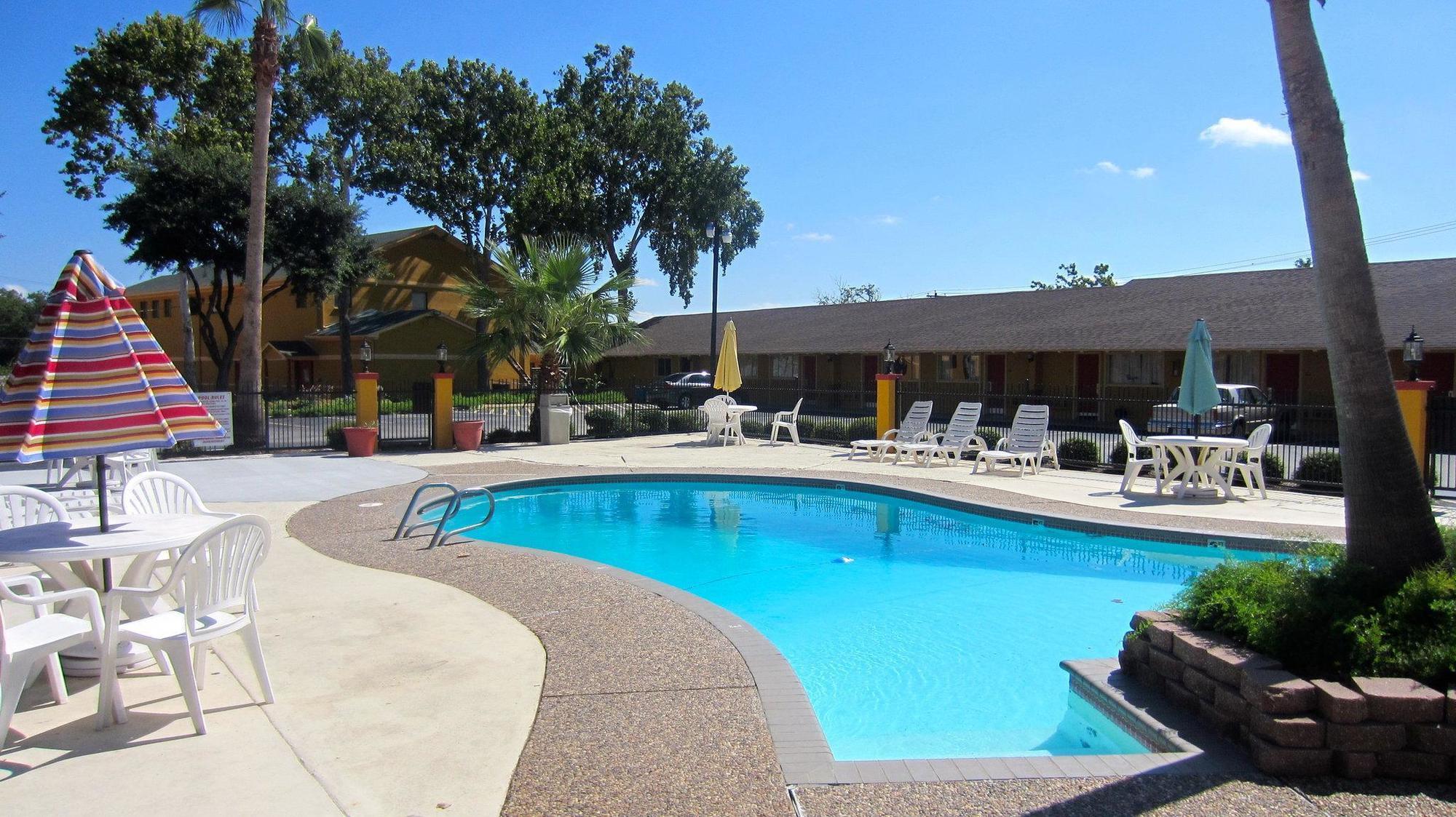 Americas Best Value Inn & Suites Brenham Extérieur photo